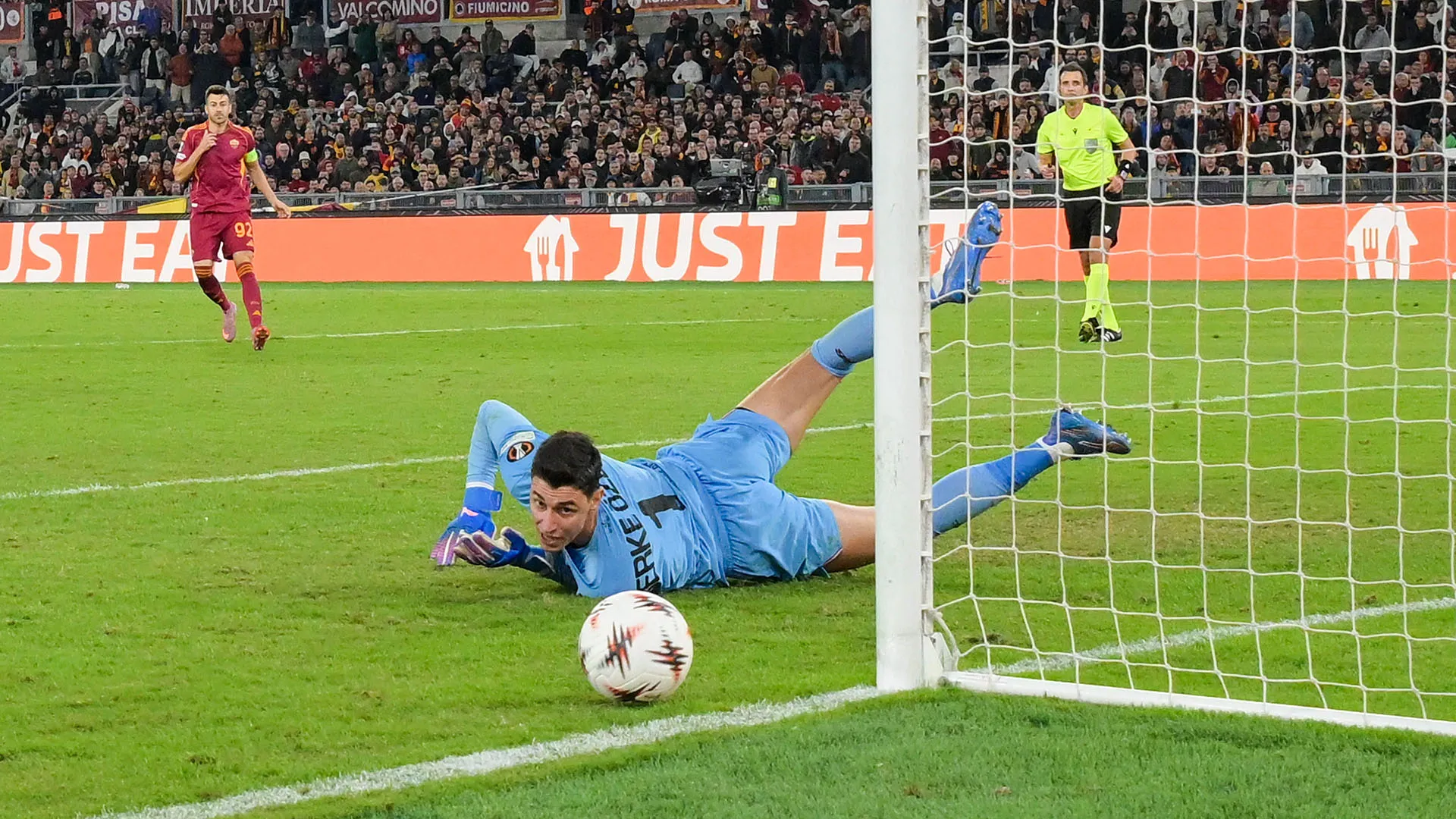 Berke Özer è riuscito a intuire e a deviare il pallone