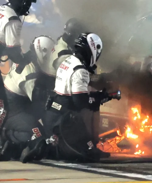 L’auto prende fuoco, allarme in pista: le foto dell’incendio