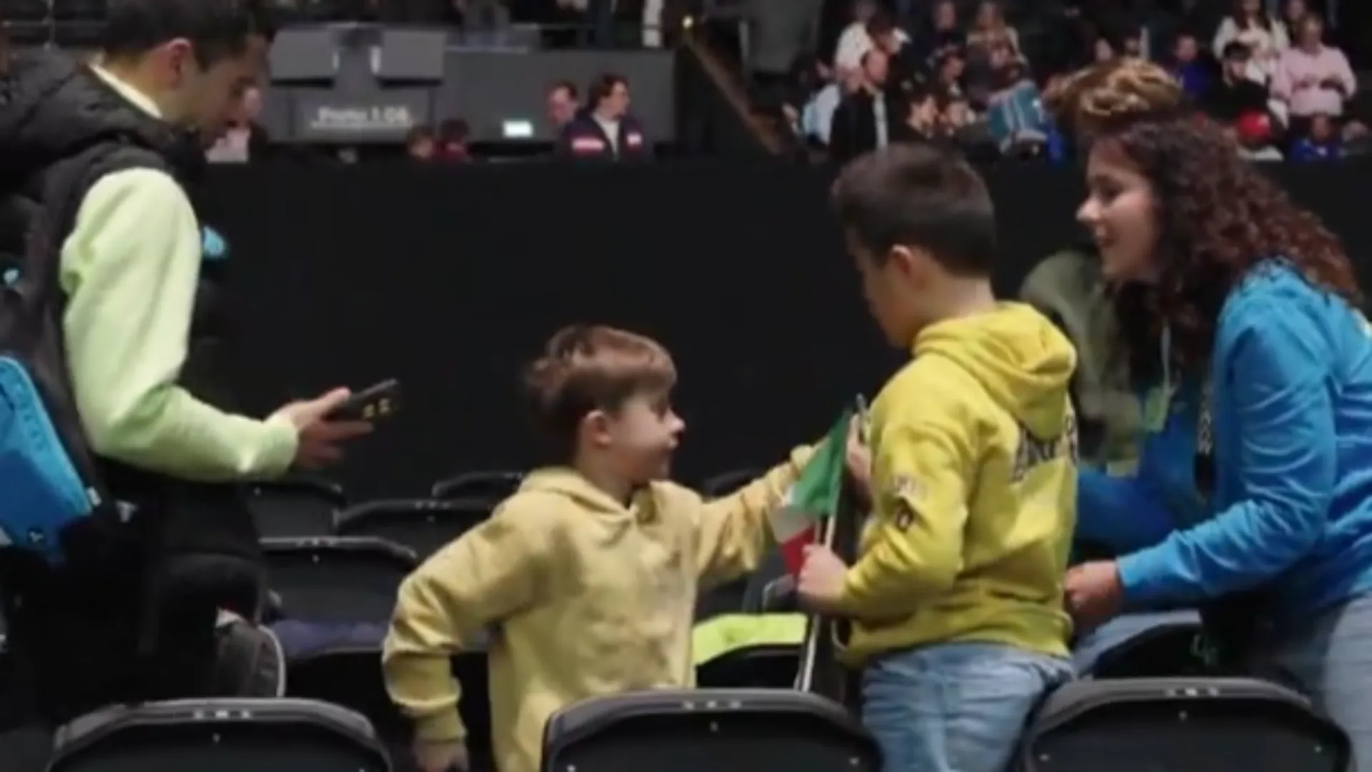 Il bambino con uno sguardo prima incredulo e poi pieno di gioia ha ringraziato Sinner ed è corso dai genitori e il fratello per le foto