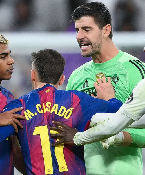 Polizia in campo: Real Madrid-Barcellona finisce con una mega rissa. Le foto