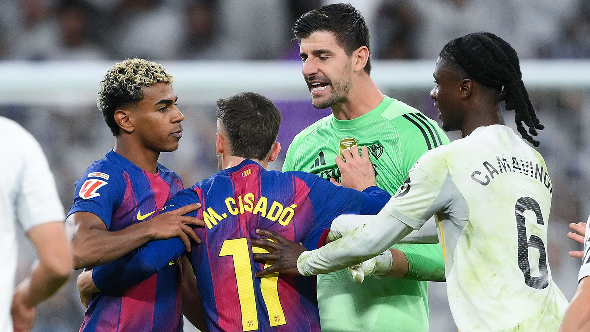 Polizia in campo: Real Madrid-Barcellona finisce con una mega rissa
