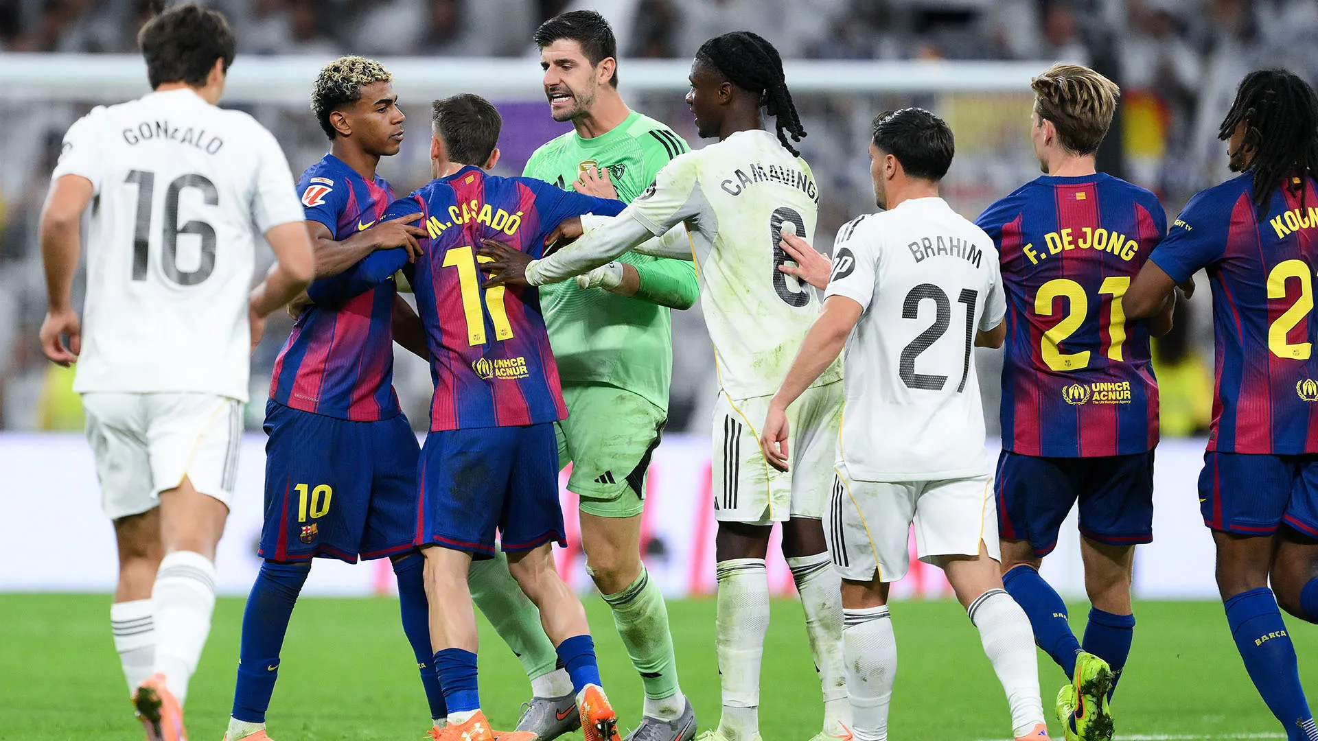 I calciatori di entrambe le squadre hanno perso il controllo dopo il triplice fischio