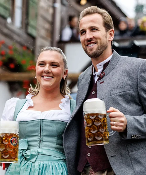 Il Bayern Monaco festeggia all’Oktoberfest: le foto dei campioni con le loro compagne