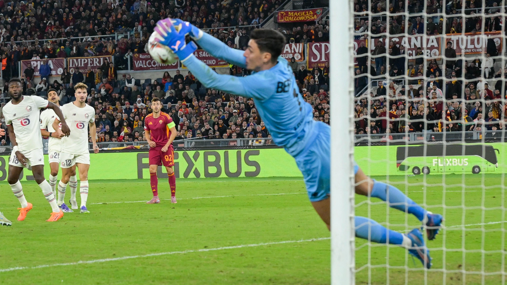 L'ucraino però si è fatto ipnotizzare dal portiere turco del Lilla, Berke Ozer