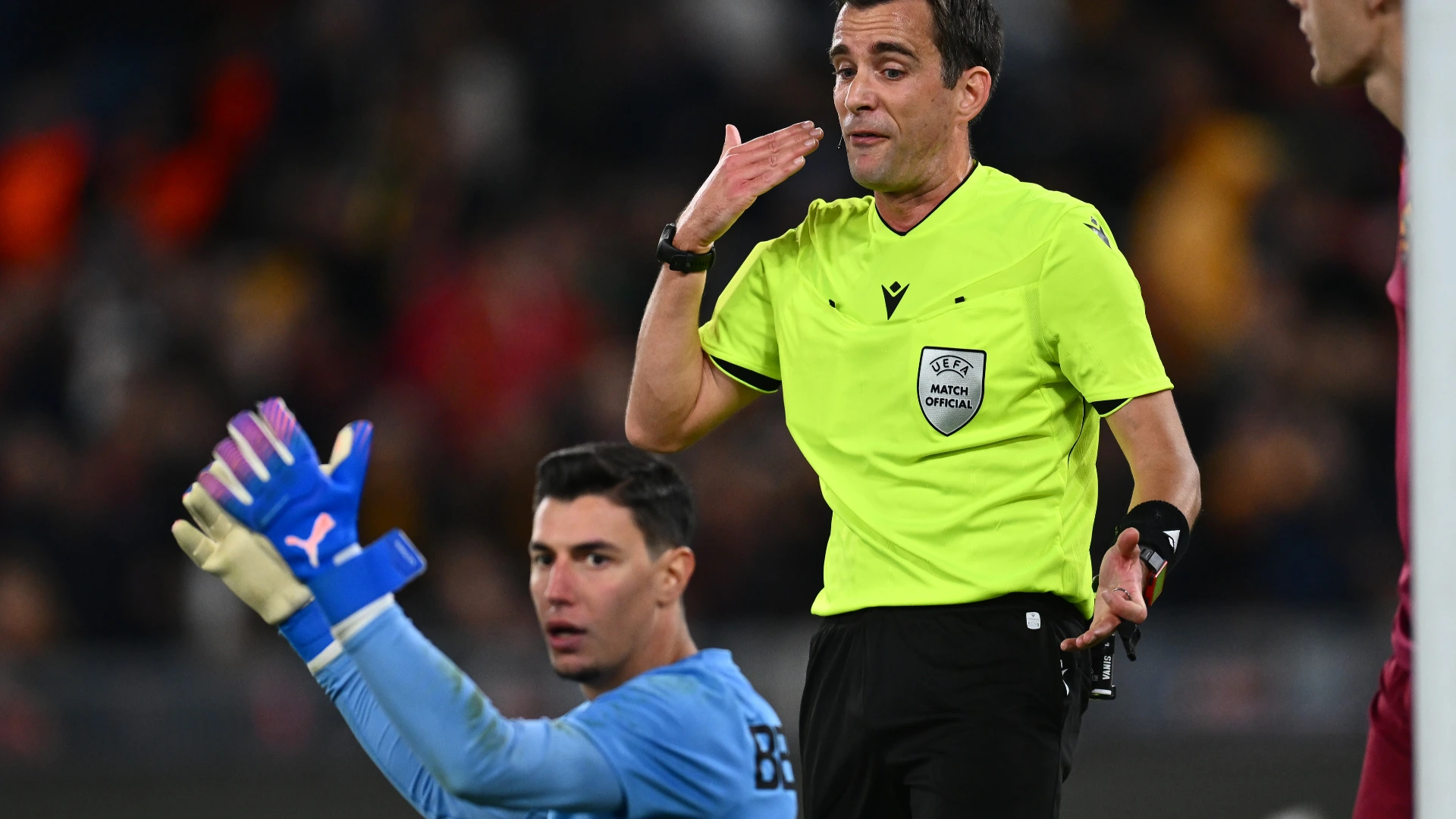L'arbitro belga però ha ordinato la ripetizione, per una partenza anticipata dell'estremo difensore del club francese