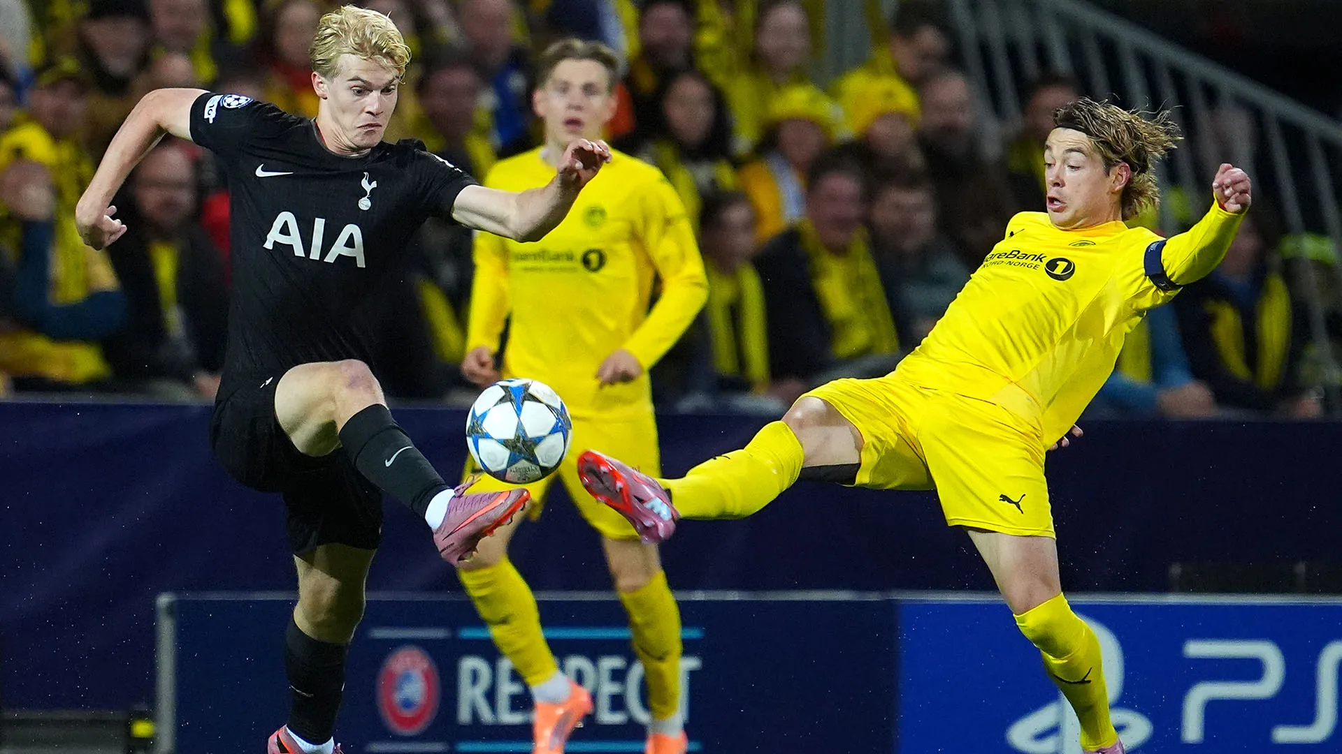 La squadra è stata applaudita al termine dell'eroico pareggio contro il Tottenham