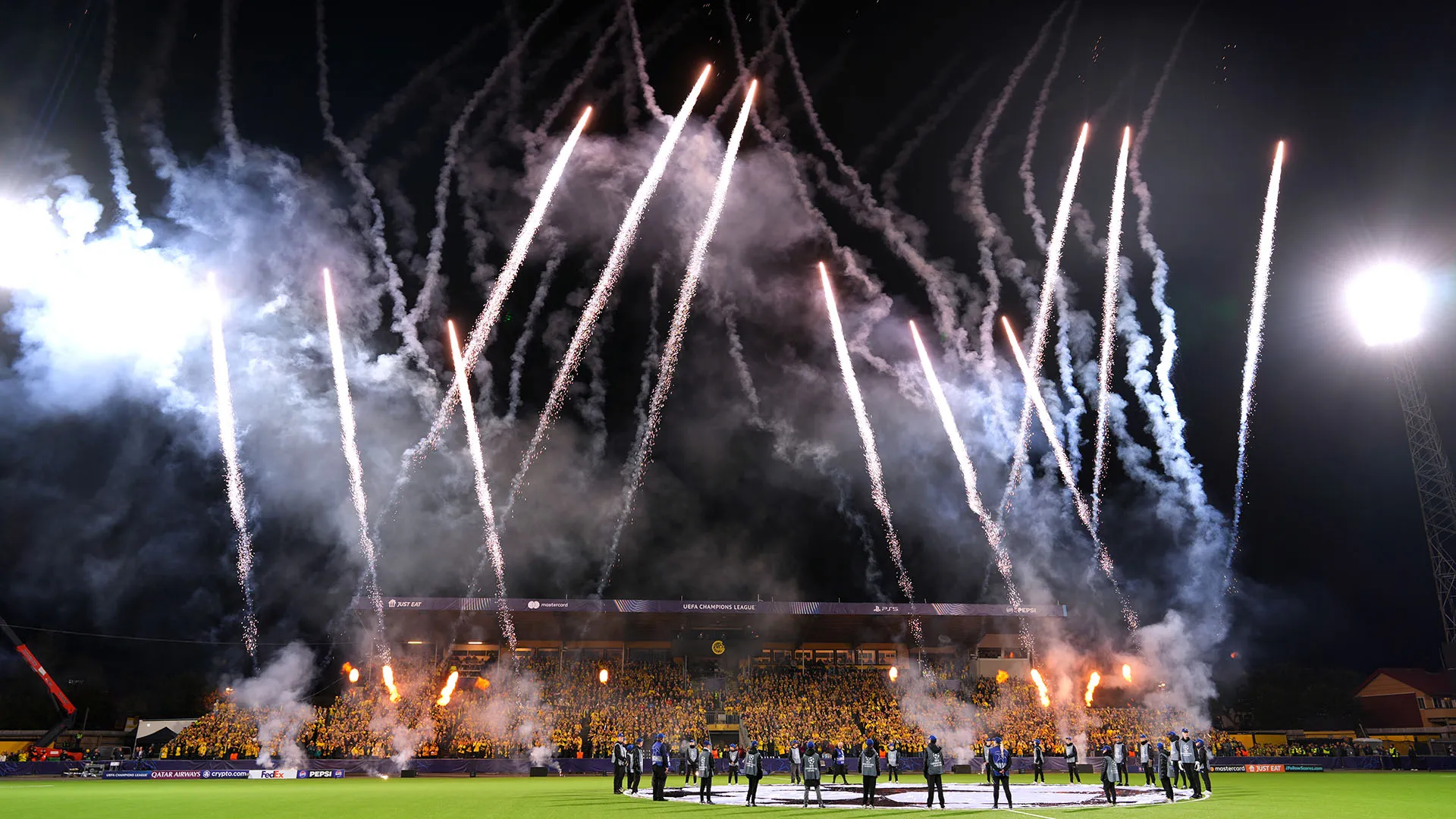 Spettacolo pirotecnico in occasione della prestigiosa partita di Champions League