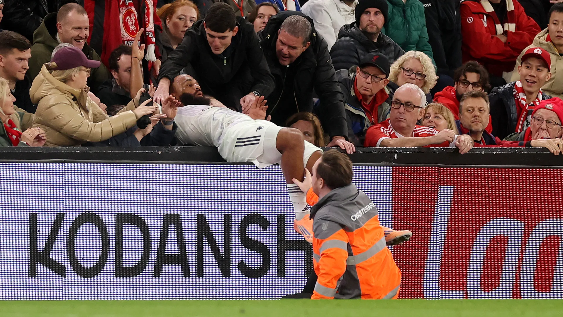 Disavventura per Bryan Mbeumo durante la sfida tra Liverpool e Manchester United
