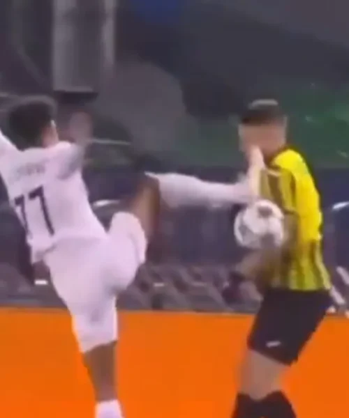 Joao Correia come Van Damme: espulso dopo 4 minuti per calcio volante