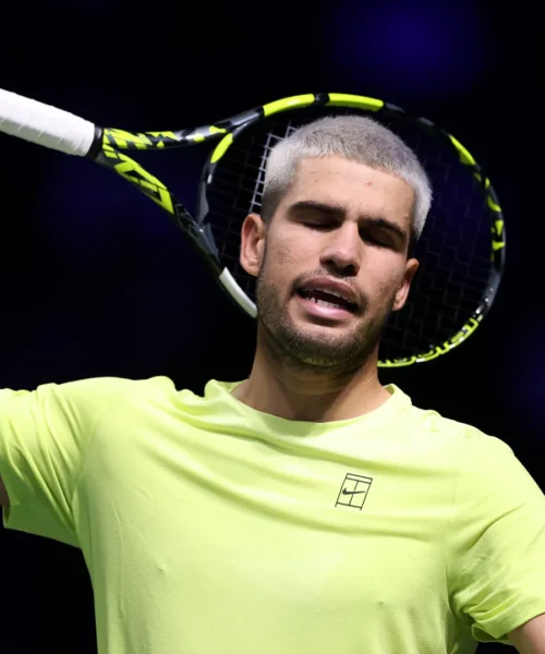 Carlos Alcaraz sbotta dopo la sconfitta che favorisce Jannik Sinner