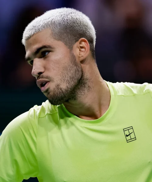 Una leggenda attacca Carlos Alcaraz dopo il ko e il possibile sorpasso di Jannik Sinner