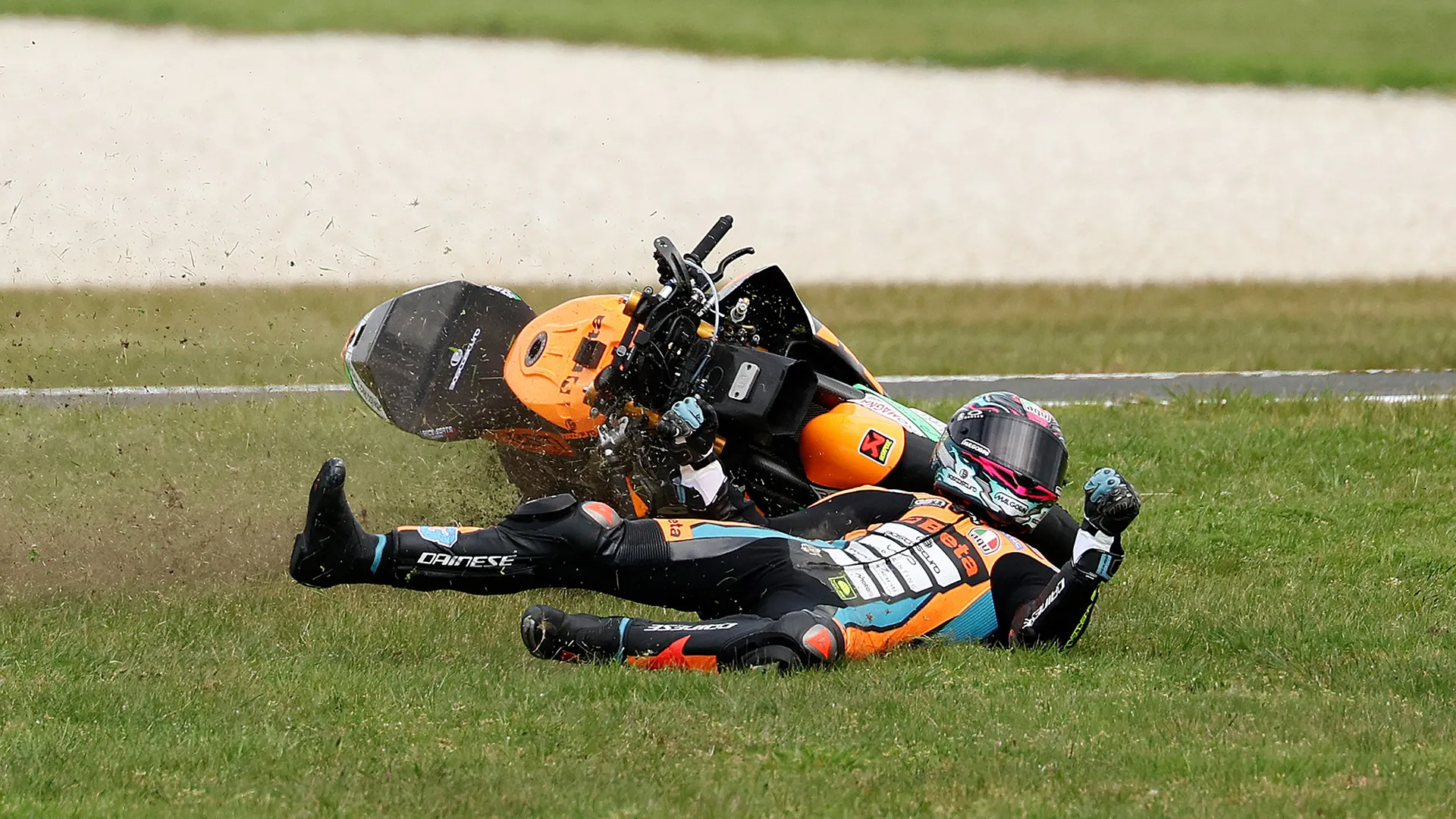 La moto del team SpeedUp Racing si è danneggiata, mentre Vietti non ha riportato gravi conseguenze