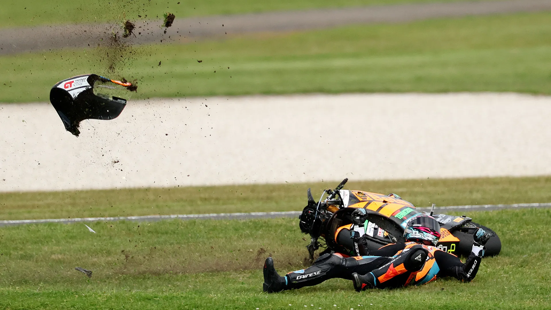 Scivolata sull'erba per il pilota di Moto2 Celestino Vietti