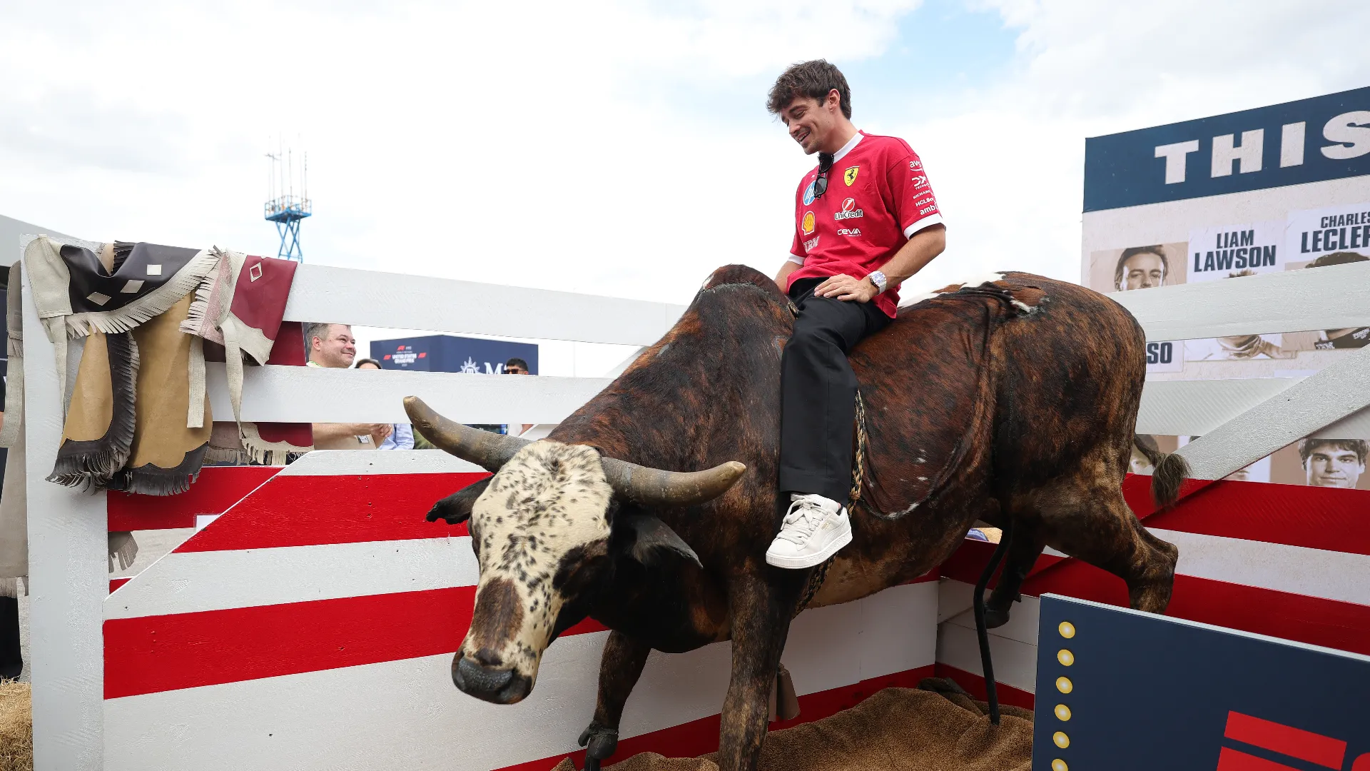 Il pilota della Ferrari è salito su un toro artificiale
