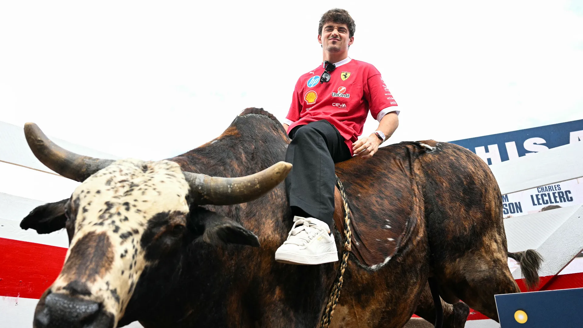 In molti hanno apprezzato Charles Leclerc in versione cowboy
