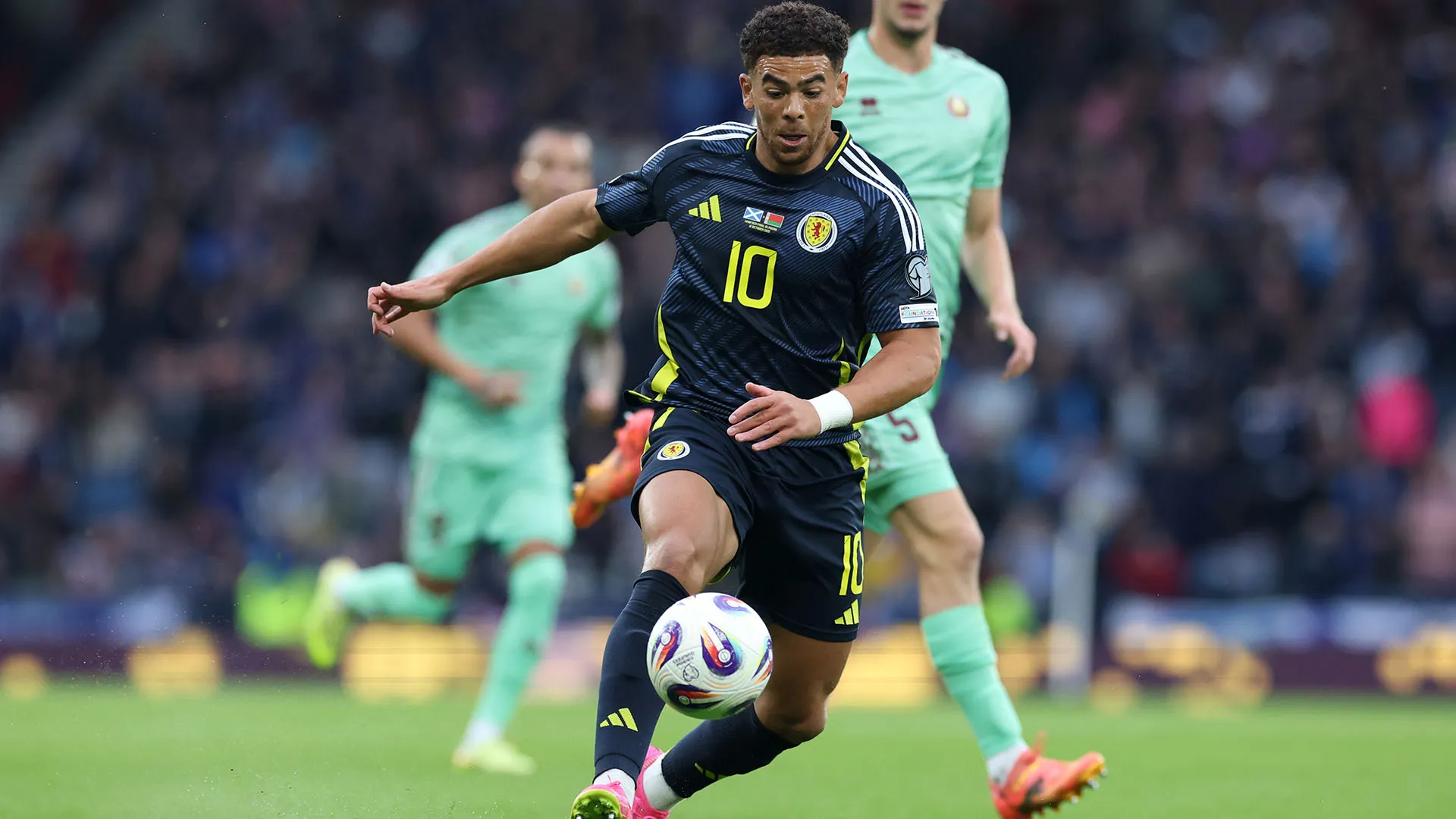 Annullato per fallo di mano anche il secondo gol di Che Adams al minuto 71