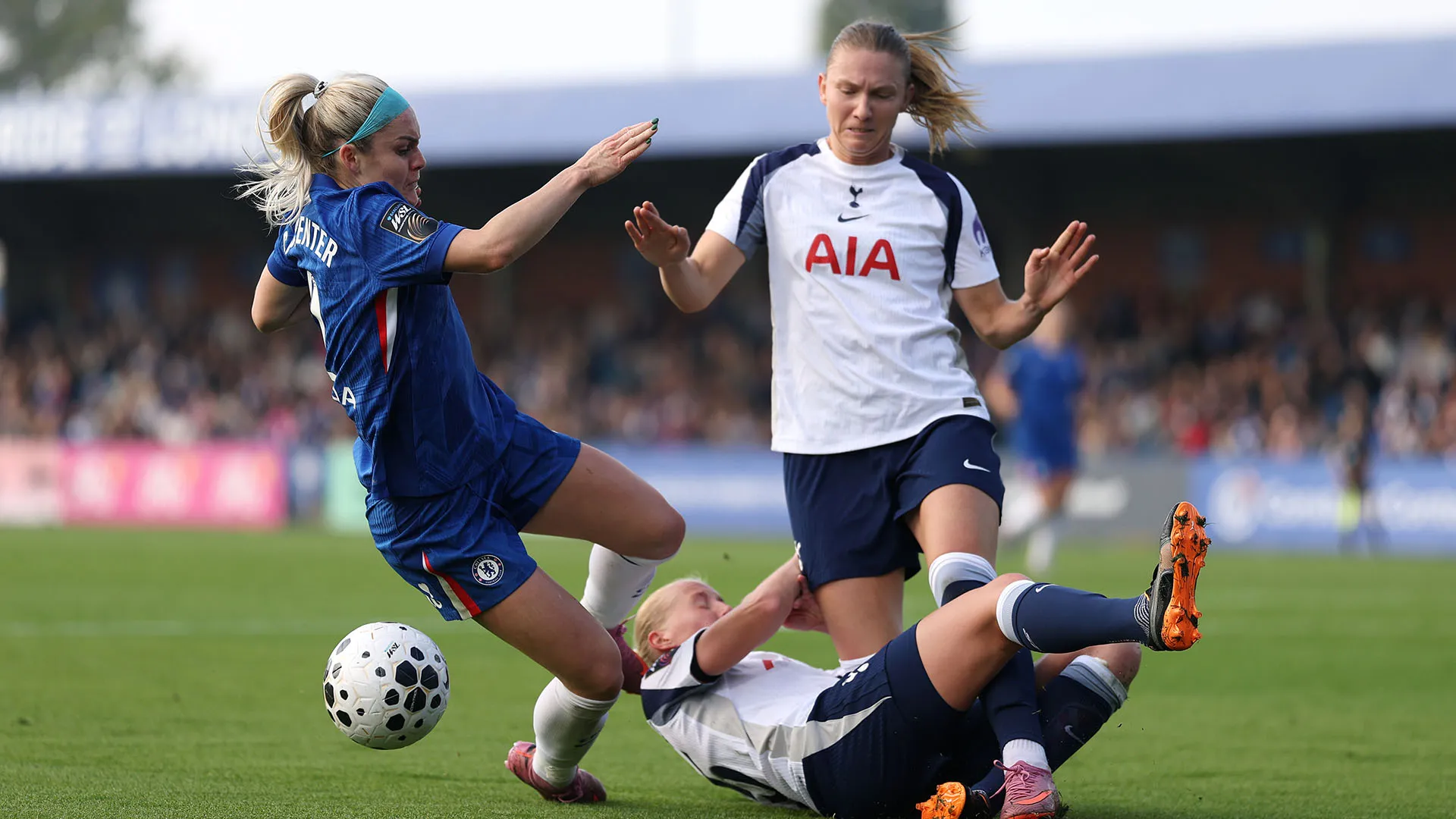 Intervento decisamente rivedibile quello di Eveliina Summanen del Tottenham
