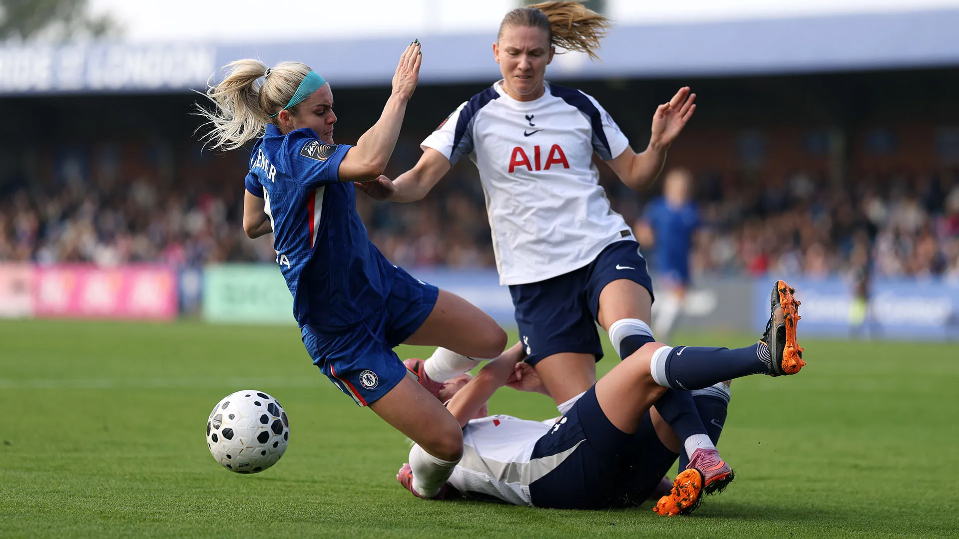 La campionessa, nel tentativo di fermare l'avversaria Ellie Carpenter, ha travolto Clare Hunt
