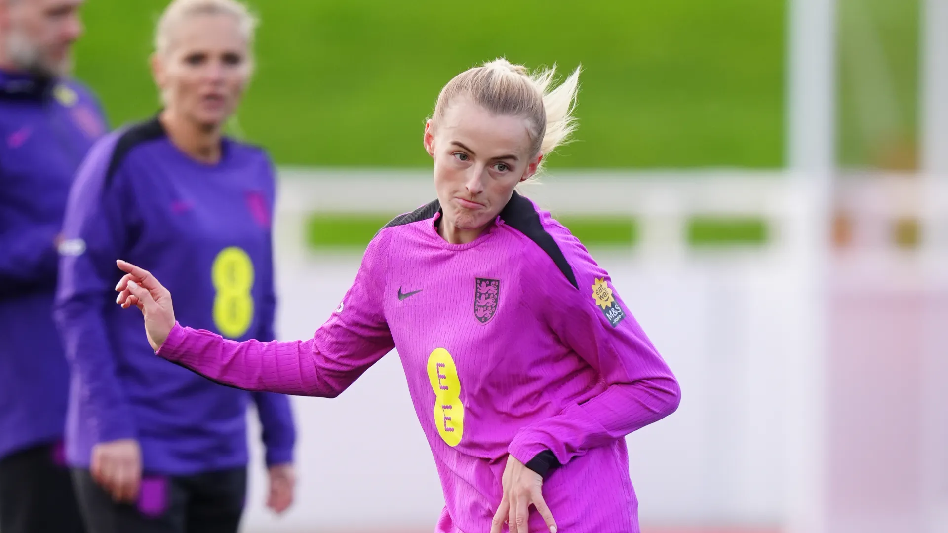 Il giorno dopo, Chloe Kelly è scesa immediatamente in campo per allenarsi con le compagne di nazionale