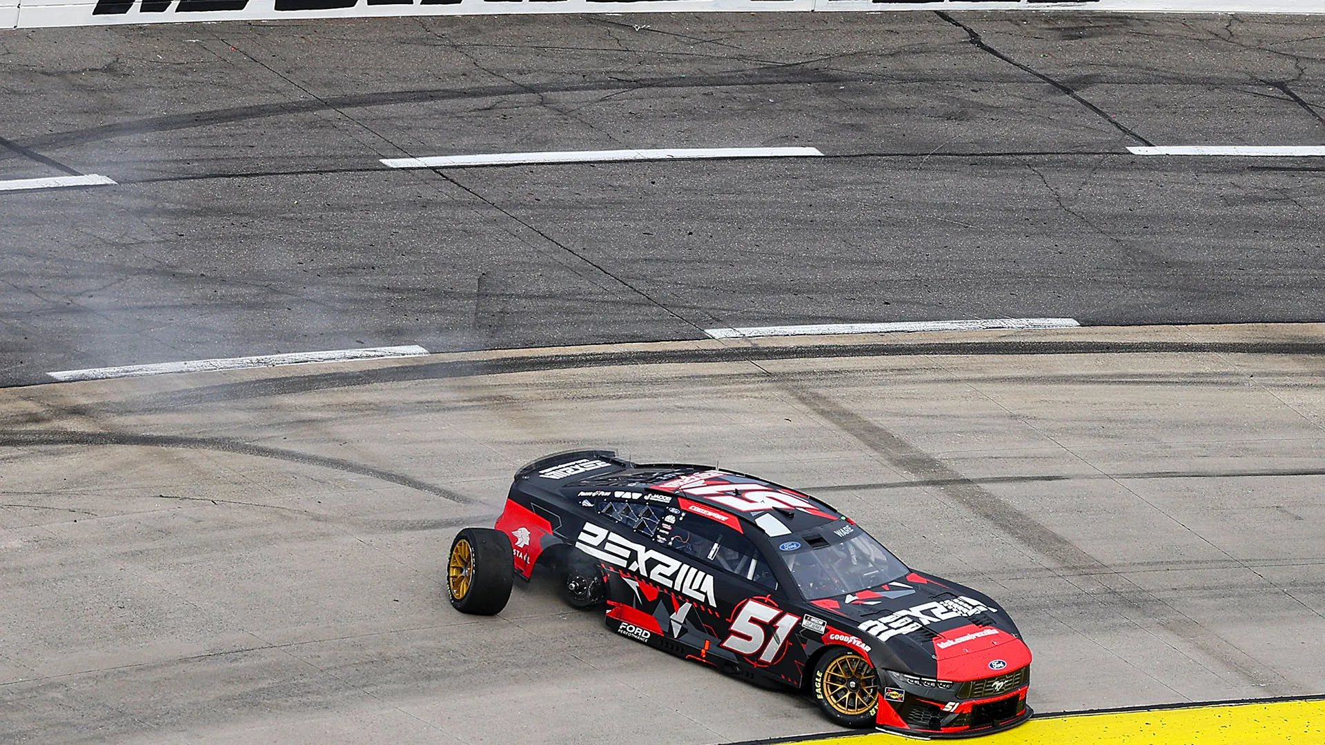 Cody Ware ha avuto un grosso problema durante una gara della NASCAR Cup Series al Sonoma Raceway