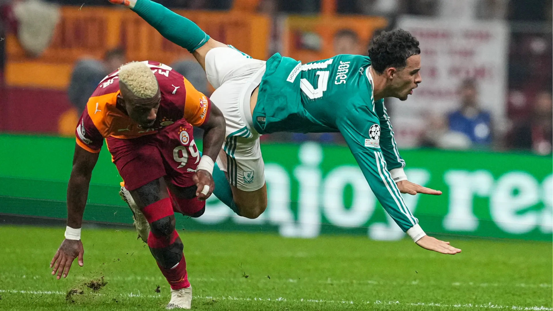 Disavventura per Curtis Jones durante la sfida di Champions League tra Galatasaray e Liverpool
