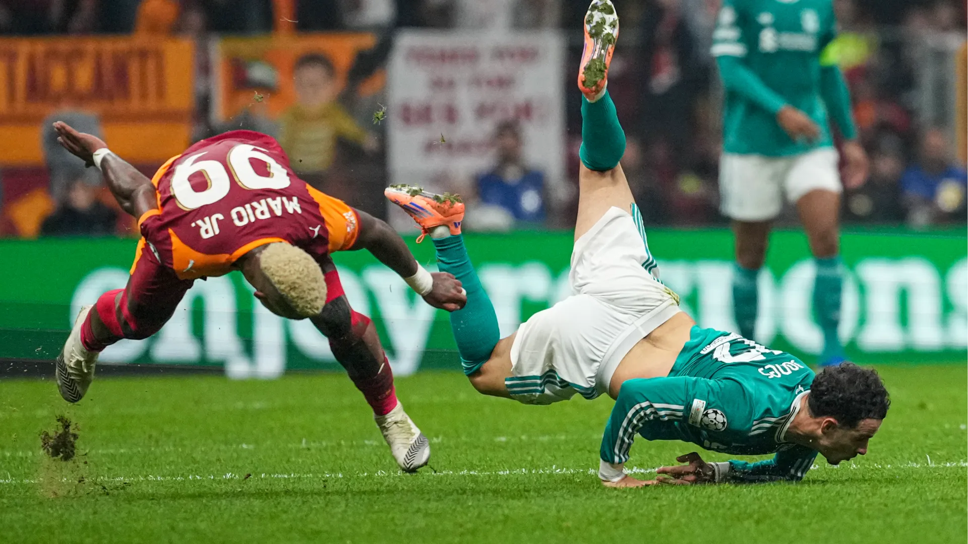 Il giovane calciatore ha perso l'equilibrio dopo un contrasto con Mario Lemina
