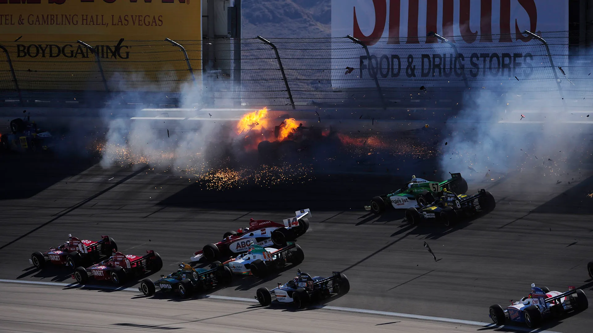 Wheldon rimase coinvolto, insieme ad altre 13 vetture, in un tremendo incidente
