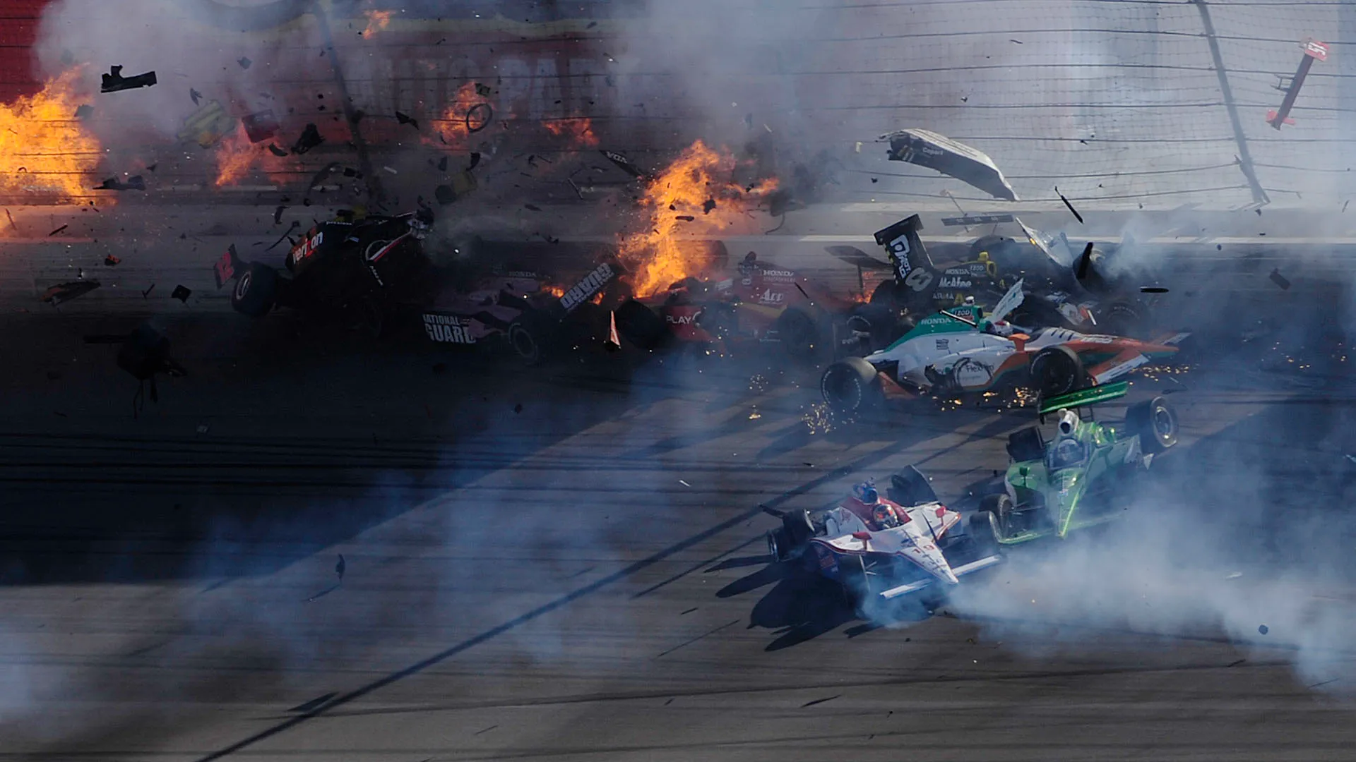 Lo staff medico intervenne subito per estrarre Wheldon dall'auto

