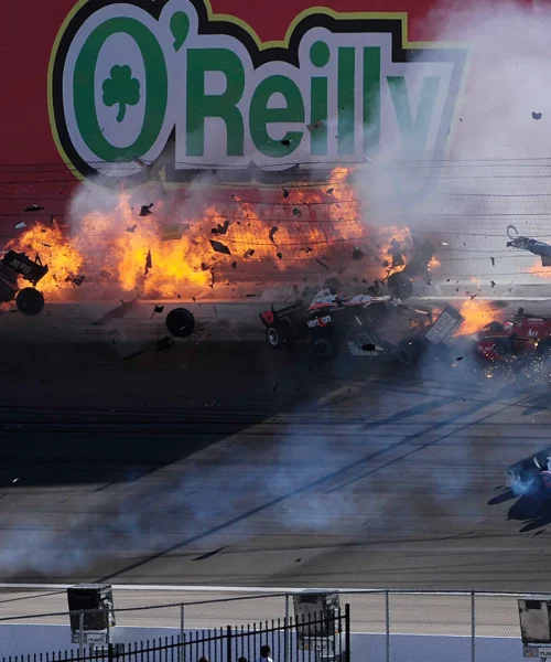 14 anni fa perse la vita Dan Wheldon: le foto del tragico incidente