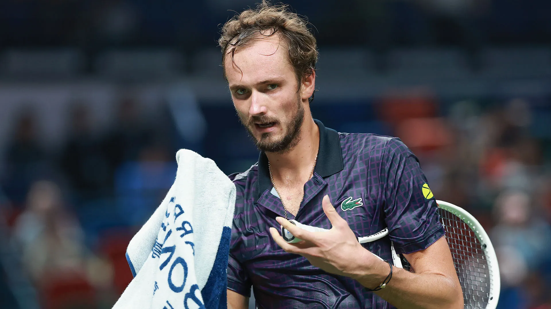 Basta vedere la polo di Daniil Medvedev per capire quando è difficile giocare in queste condizioni