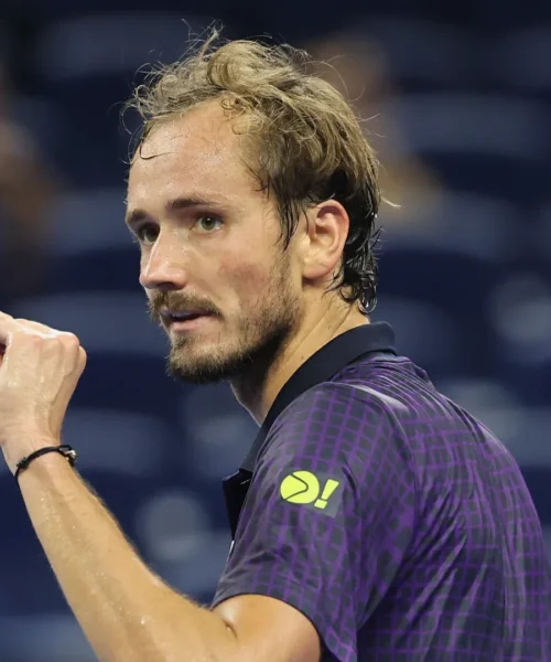 Litiga con l’arbitro e poi lascia il campo: le foto dello show di Daniil Medvedev