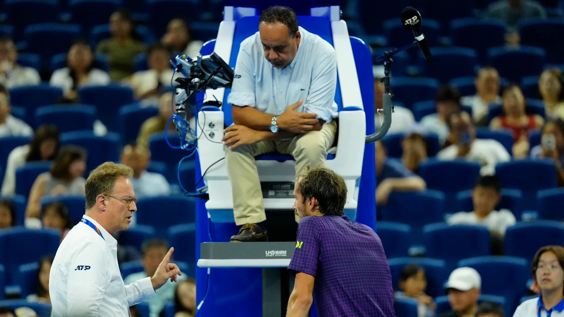 Il tennista russo ha litigato con un giudice di sedia nel corso del match contro Tien 
