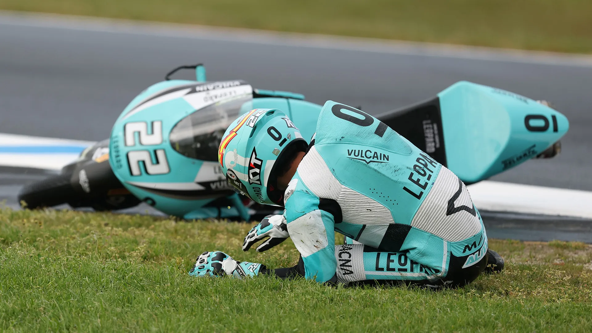 Il pilota spagnolo è scivolato fortunatamente sull'erba e non ha riportato conseguenze