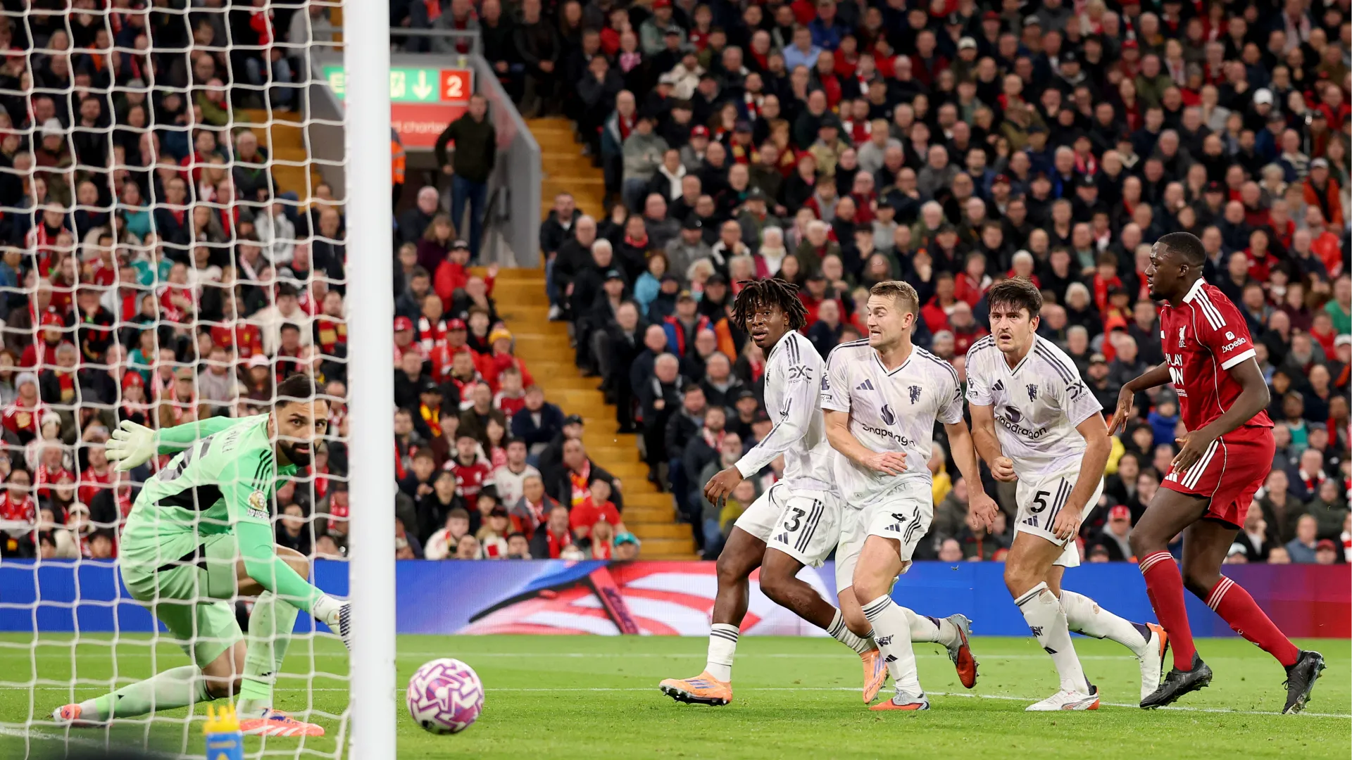 Il Manchester United ha vinto grazie al gol negli ultimi minuti di Harry Maguire