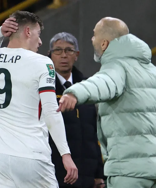 Due follie ed espulsione in 7 minuti: l’allenatore lo sgrida davanti a tutti. Le foto