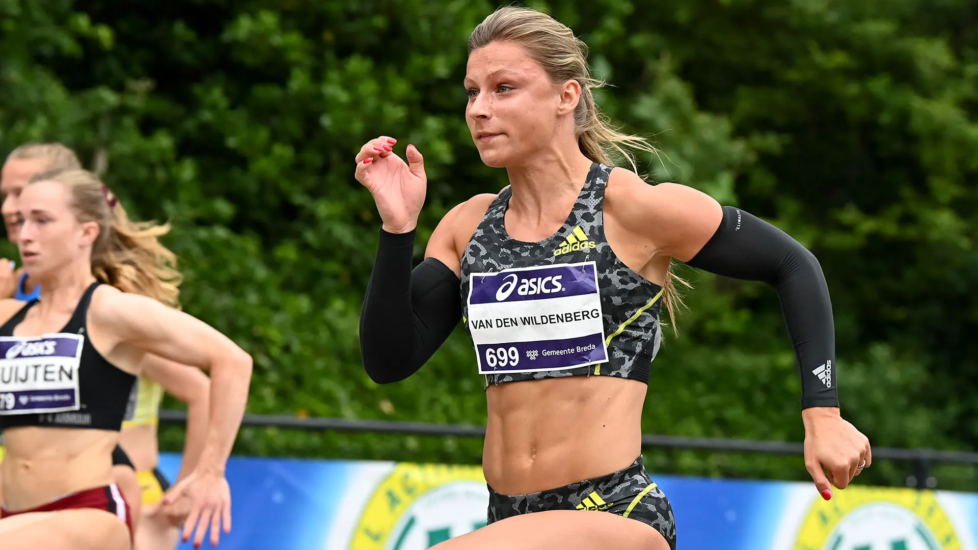 Ha fatto il suo esordio internazionale con la nazionale olandese nel 2025 ai World Athletics Relays
