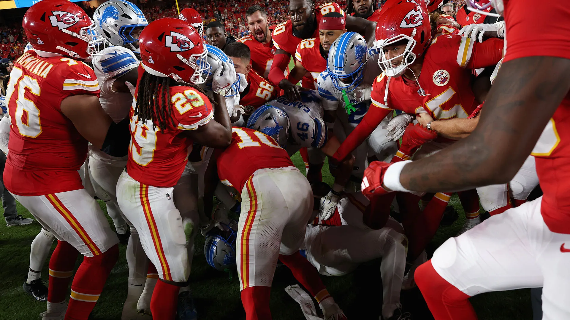 Dopo il fischio finale Patrick Mahomes ha cercato di salutare Brian Branch con una stretta di mano, ma Branch l’ha ignorato
