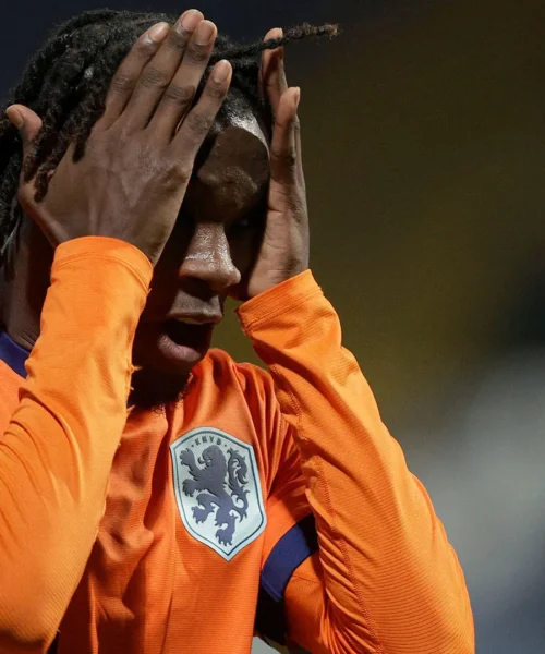 Scontro violentissimo, Don-Angelo Konadu lascia il campo in barella. Foto