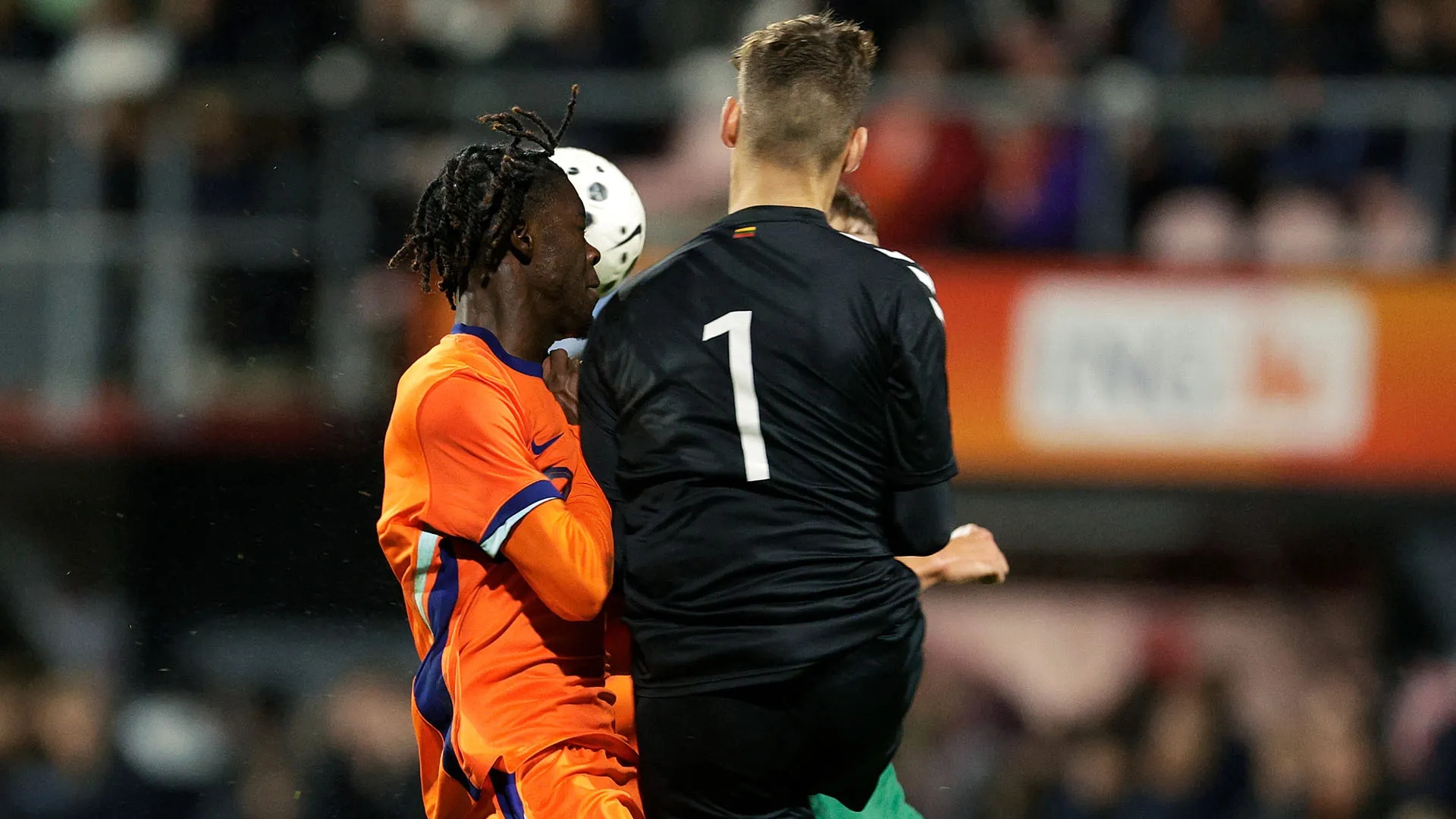 Il portiere è uscito con decisione per respingere il pallone ma ha travolto l'avversario