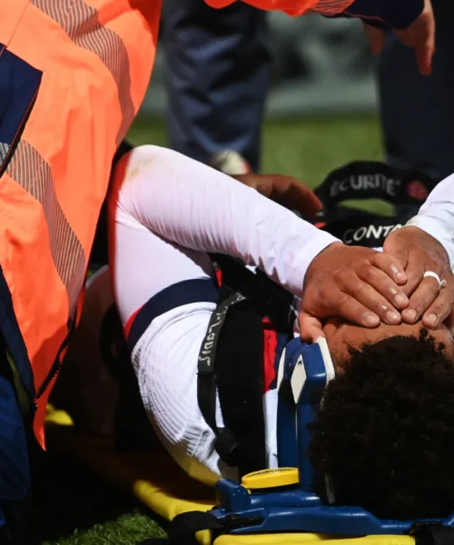La stella del PSG è perseguitata dagli infortuni: esce in lacrime in barella. Foto