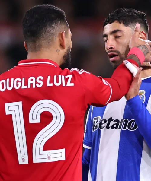 Douglas Luiz perde la testa e tira uno schiaffo all’avversario, le foto