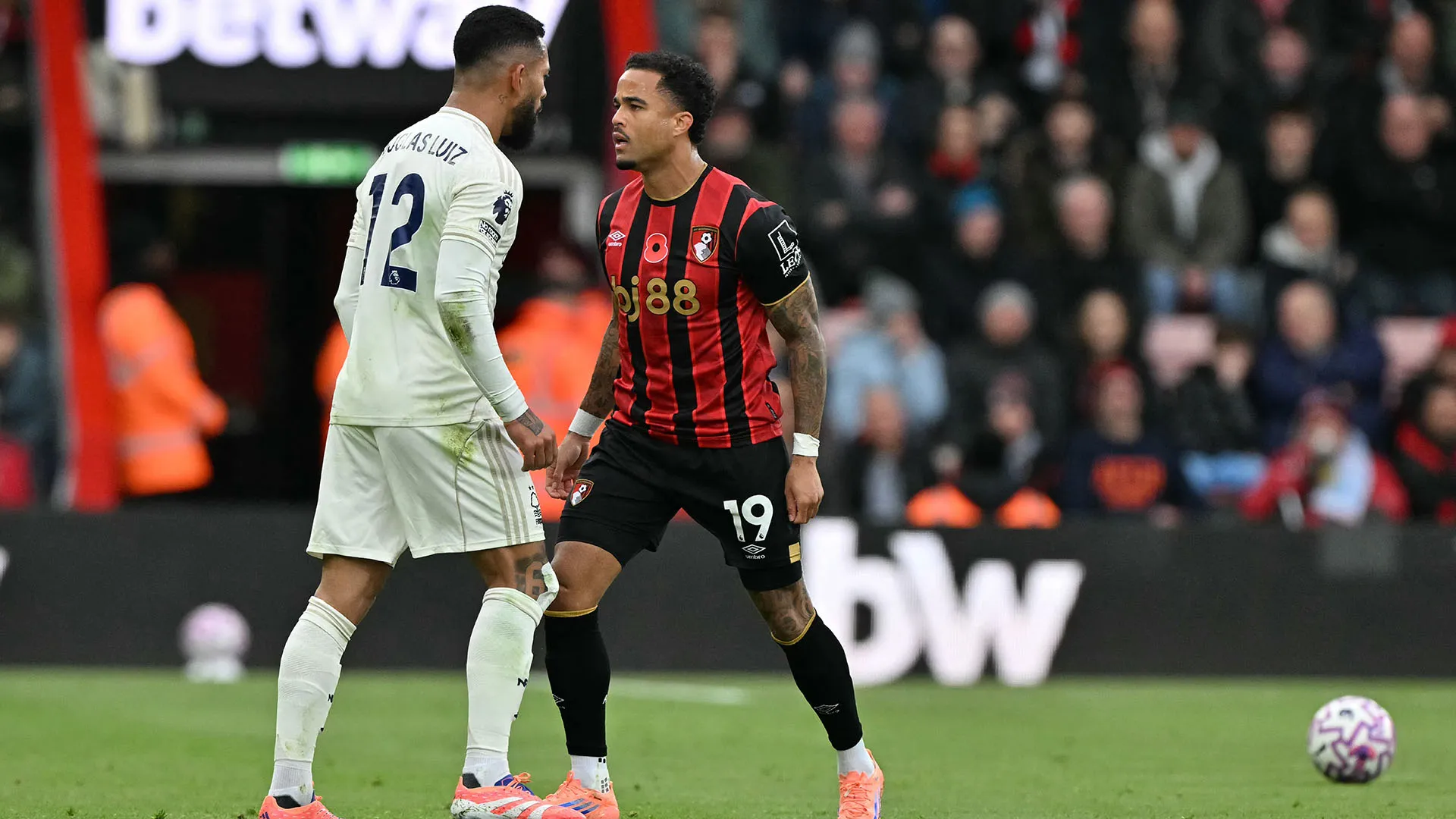 Momenti di grande tensione durante la partita tra Bournemouth e Nottingham Forest