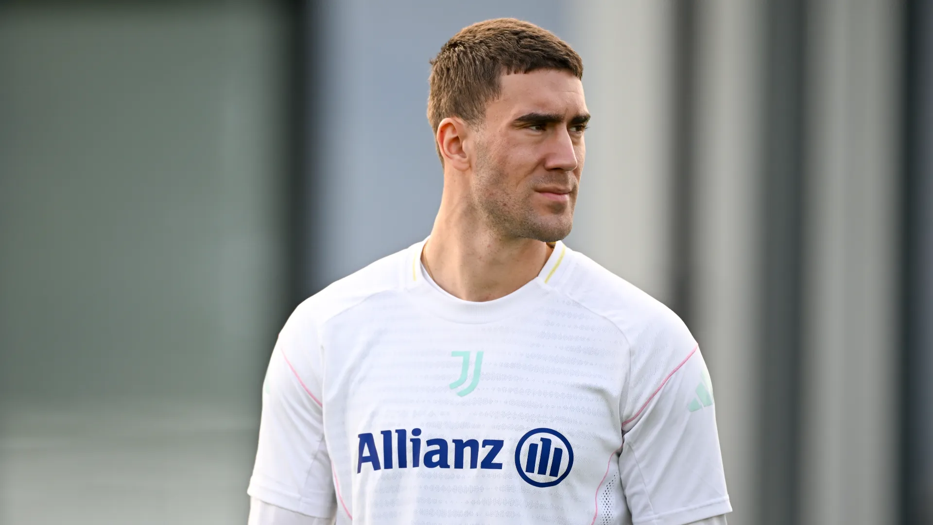 La Juve propone un rinnovo da 8 milioni di euro a stagione, ben sotto le richieste del giocatore.