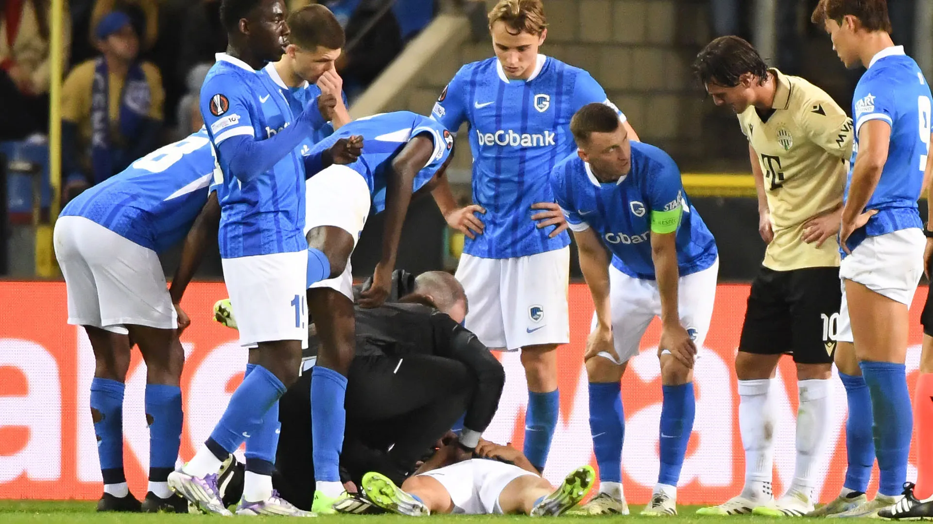 Il calciatore del Genk si è fatto male alla spalla durante la sfida con il Ferencvaros
