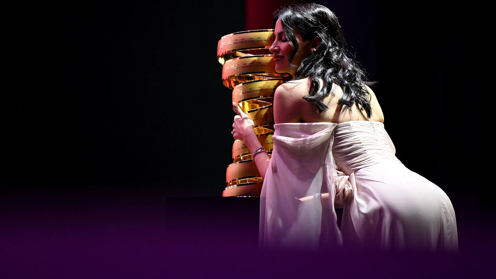 Ecco Eleonora Incardona con il trofeo del Giro d'Italia