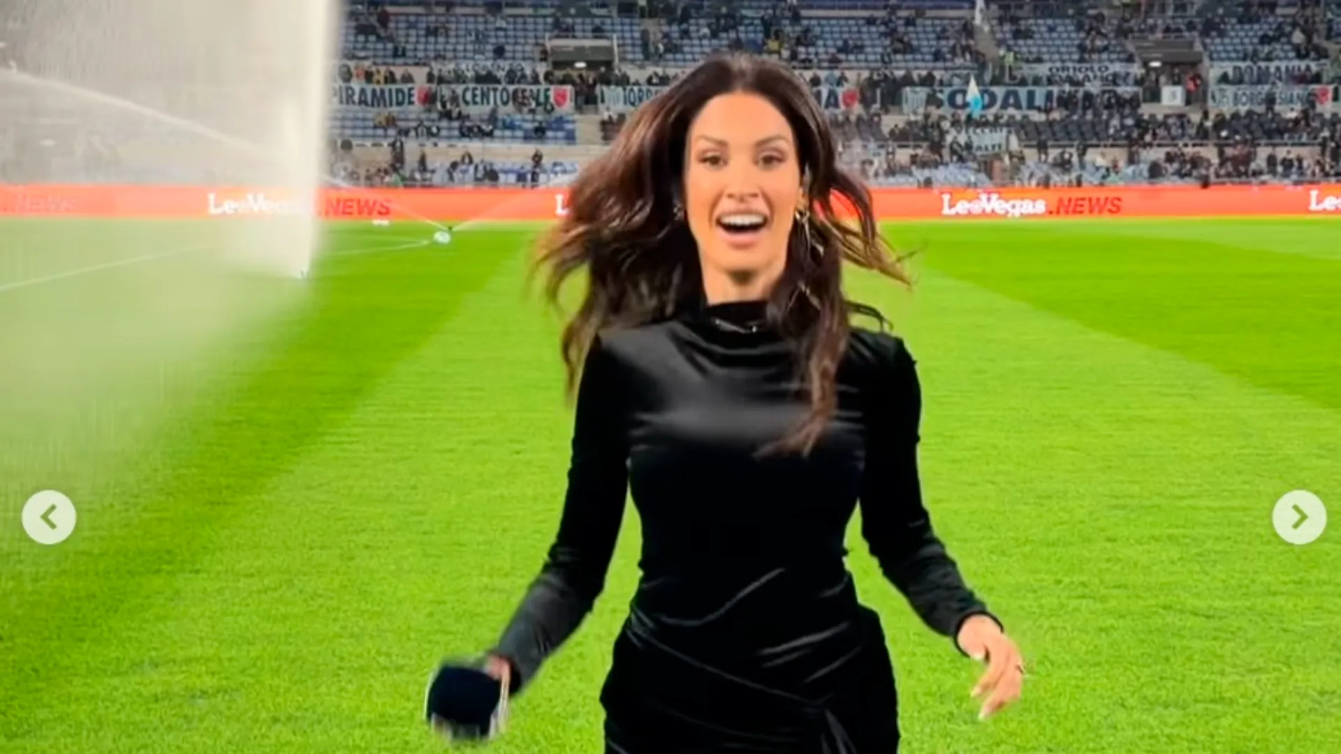 Con uno scatto, immortalato da un video, la giornalista si è messa al sicuro e non si è bagnata