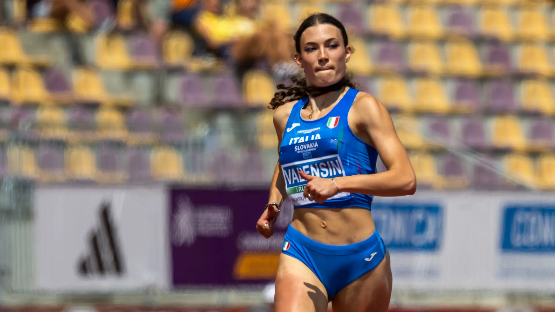 Dopo aver provato ginnastica ritmica, pattinaggio su ghiaccio e tuffi, ha scelto di praticare l'atletica fin da piccola