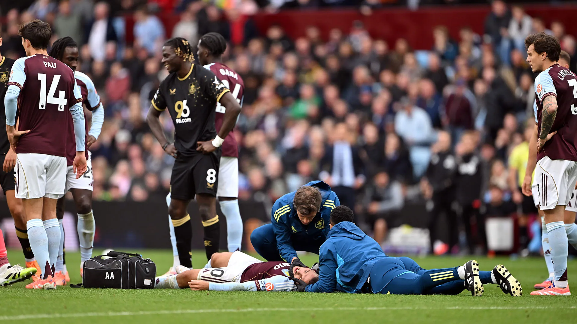 Il campione si è fatto male durante la sfida di Premier League tra Burnley e Aston Villa