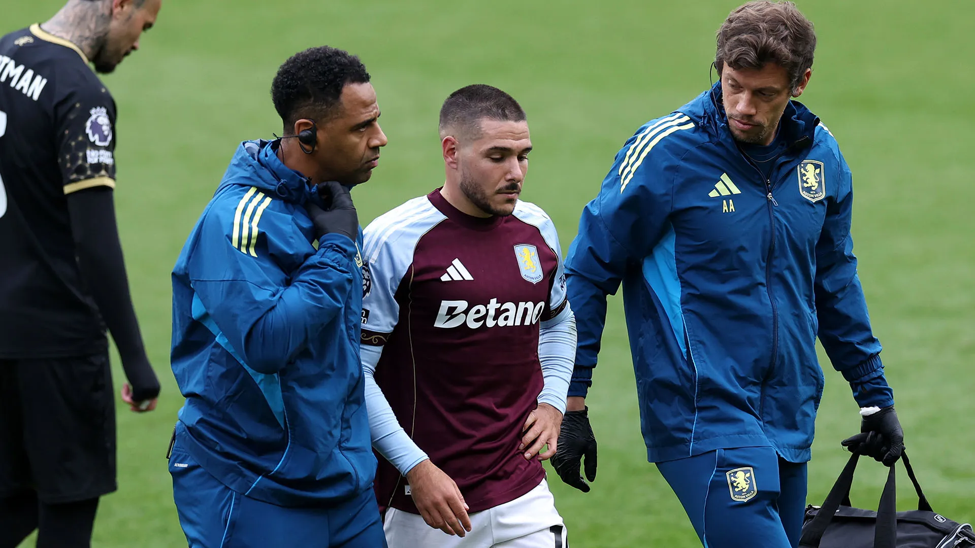 I tifosi dell'Aston Villa hanno applaudito il campione dopo che si è rialzato da terra