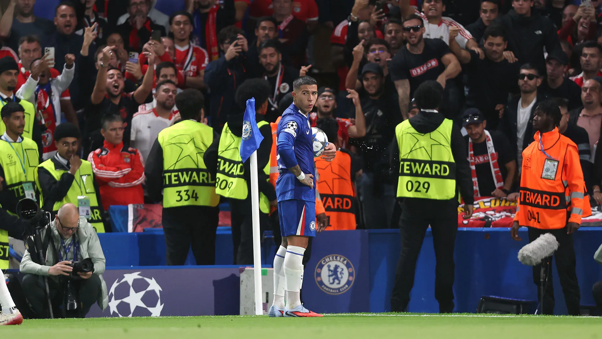 Mentre il campione si apprestava a battere il calcio d'angolo gli è volato addosso di tutto